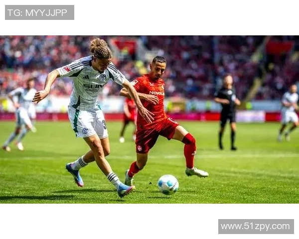 沙尔克04凭借顽强斗志在德甲赛场上取得惊险胜利